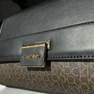 کیف دوشی زنانه Calvin Klein مدل Signature Black | کیف زنانه | تاناسنتر